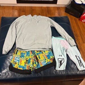 Steph Curry UA Gray Sweatshirt and Vibrant Shorts with Light Blue Leggings